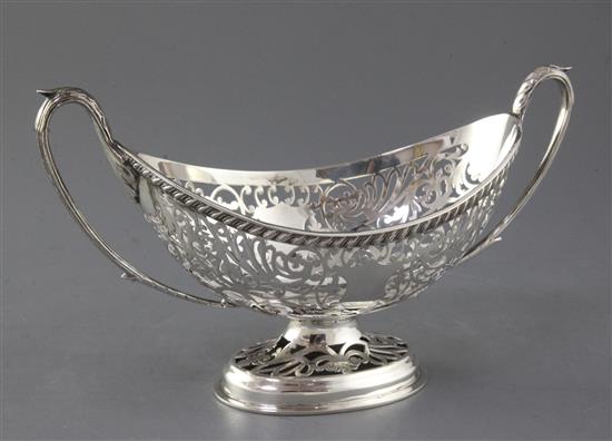 An Edwardian pierced silver two handled oval dish by William Hutton & Sons, 12.5 oz.